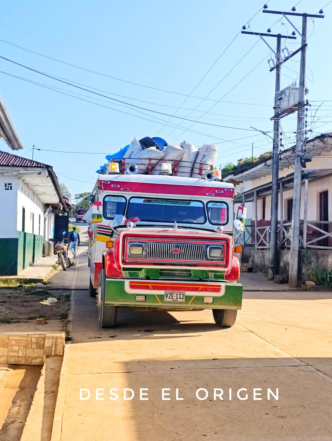 Chiva colombiana en una calle de pueblo
