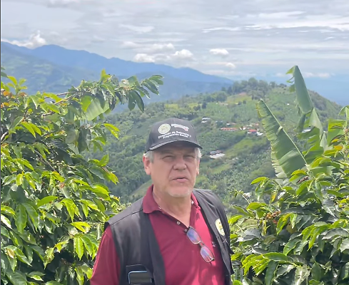 Felix Moreno entre cafetales del Tolima